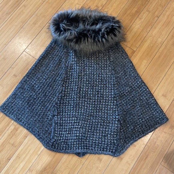 Roffe Accessories Faux fur Collar Sweater Poncho - Picture 7 of 12